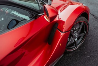 Egyszerre két LaFerrarira is lecsaphat, akinek nagy a malacperselye