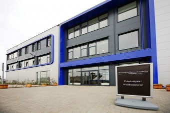 Oktatóközpontot nyitott a Mercedes Kecskeméten