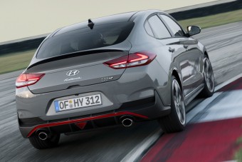 Így suhan a Hyundai 275 lóerős családi autója