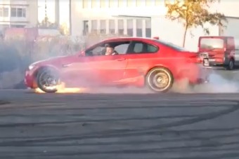 A BMW-s, aki a betonon véreztette ki szerencsétlen autóját, mint egy leszúrt disznót