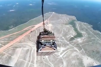 Hoppá, a kertben landolt a katonai Hummer!