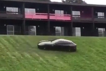 Mit keres egy Ferrari FF a domboldalon?