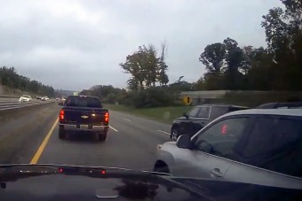 Saját sávot csinált magának ez az eszetlen autós