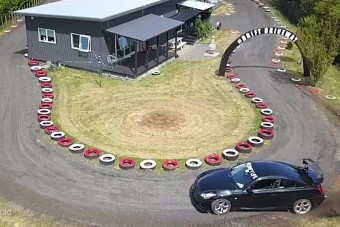 Versenypályát épített a háza köré ez az autóbolond