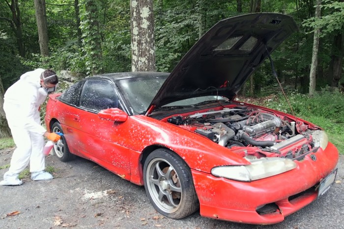 Kitakarítják ezt a 10 éve elhagyott autót