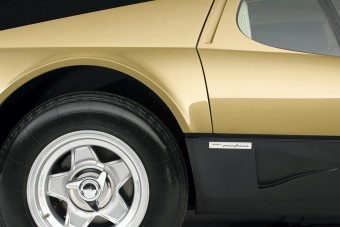 Páratlan példány ez az arany Ferrari