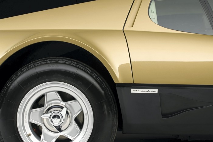 Páratlan példány ez az arany Ferrari