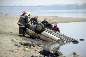 Autóroncs bukkant elő a Dunából Budapesten