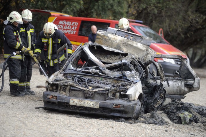 Autóroncs bukkant elő a Dunából Budapesten 6 | Vezess Autóroncs bukkant elő a Dunából Budapesten 6