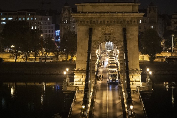 Hajnalban lezárták a Lánchidat