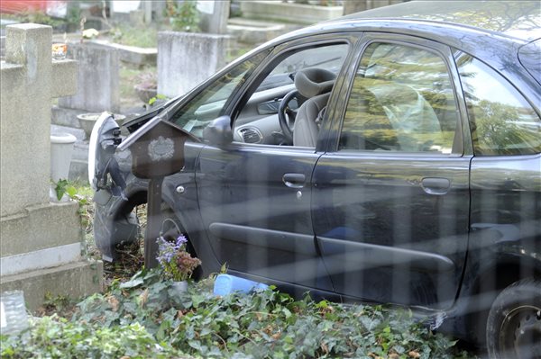 Fotókon a Farkasréti temetőbe rongyoló autó 1