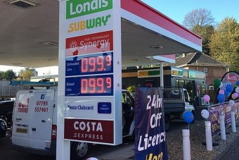 Közlekedési káoszt okozott az olcsó benzin