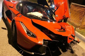 Összetörte luxusautóját a híres üzletember