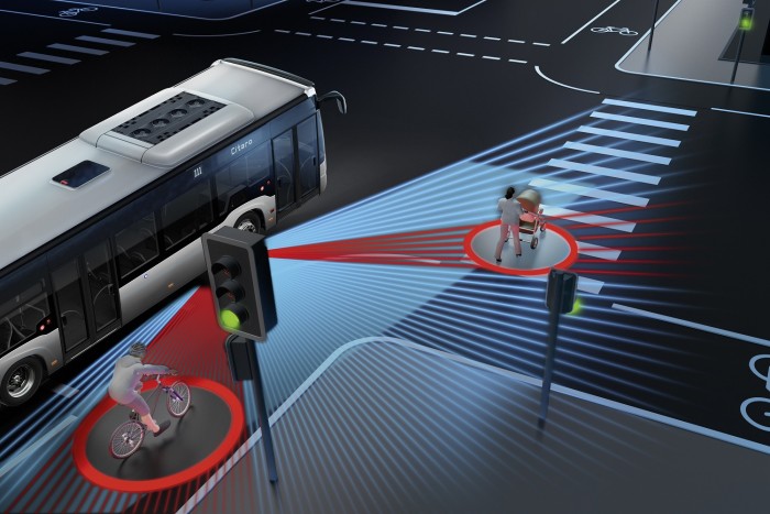 Vigyáz a gyalogosokra a Mercedes-Benz új elektromos busza 15 Vigyáz a gyalogosokra a Mercedes-Benz új elektromos busza 15