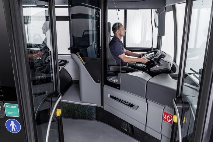 Vigyáz a gyalogosokra a Mercedes-Benz új elektromos busza 13 Vigyáz a gyalogosokra a Mercedes-Benz új elektromos busza 13