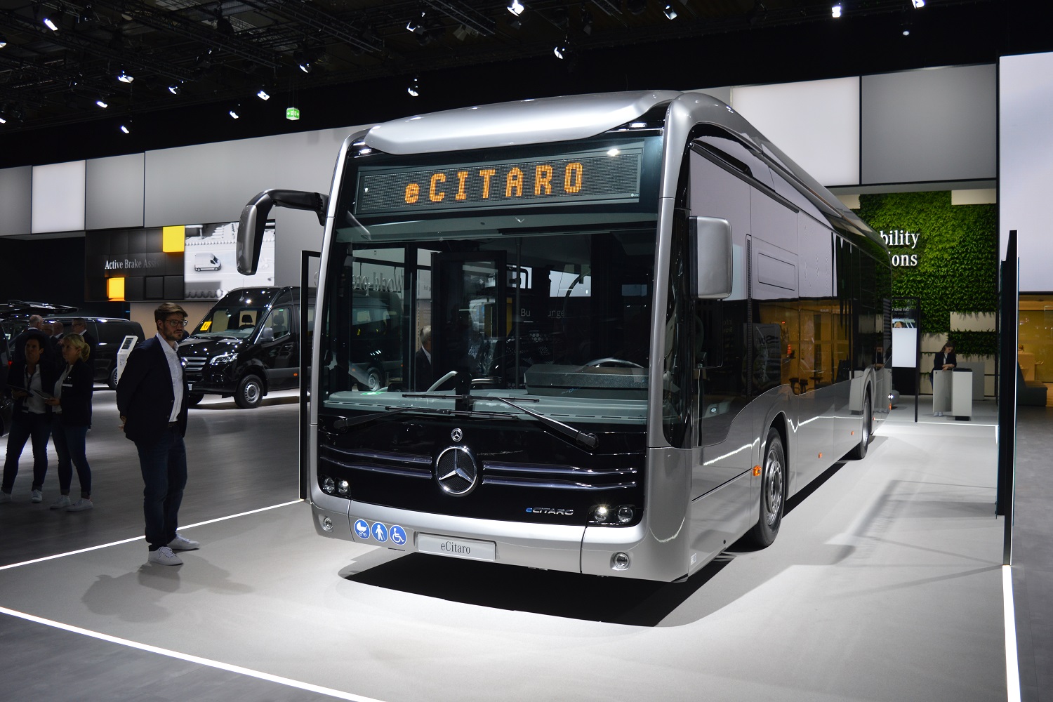Vigyáz a gyalogosokra a Mercedes-Benz új elektromos busza 7