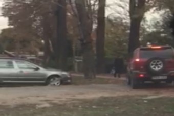 Videón a budapesti tahó, aki a járdán előzi a sort