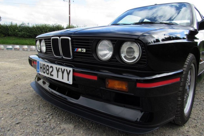 Charlie Whiting vette újonnan ezt az M3-as BMW-t