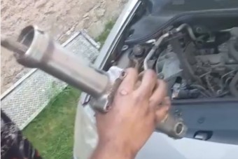 Újabb agyament videó autószerelőktől, a srácok átmentek kígyóbűvölőbe