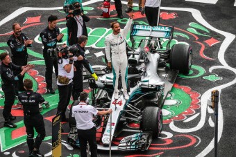 F1: A sajtó is leborult Hamilton előtt