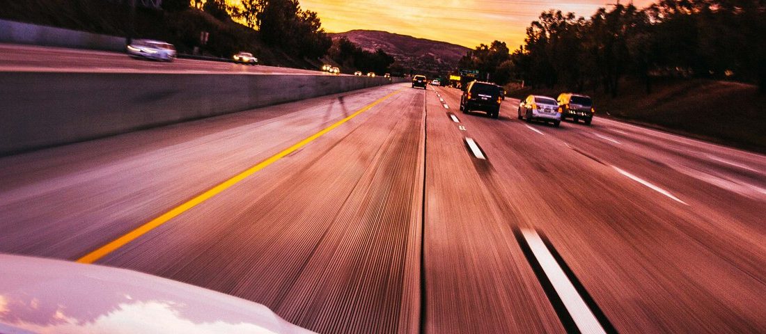 Autózás hosszú hétvégén: rémálom és idegbaj