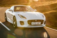 Kockás zászlóval ünnepel a Jaguar 21 Kockás zászlóval ünnepel a Jaguar 21