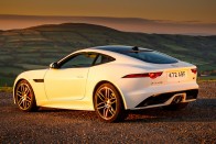 Kockás zászlóval ünnepel a Jaguar 24 Kockás zászlóval ünnepel a Jaguar 24