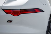 Kockás zászlóval ünnepel a Jaguar 27 Kockás zászlóval ünnepel a Jaguar 27