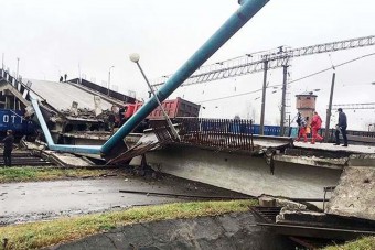 Vonatszerelvényre omlott egy híd Oroszországban
