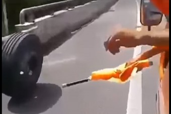 Egy elszabadult kerék szívatta meg az útkarbantartókat az autópályán