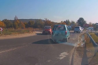 Forgalommal szembe ment egy autós a 10-es úti körforgalomban