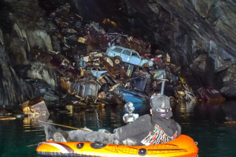 Hegyben állnak az elhagyott autók egy mély barlangban