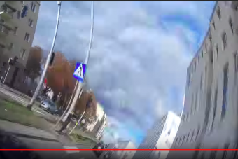 Így jár pórul a falábú gyorshajtó a városban