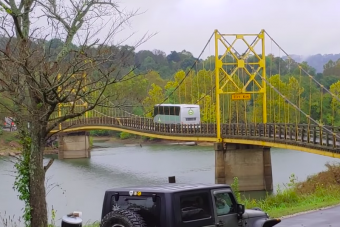 Hidegrázós látvány, meghajlott a híd a busz alatt