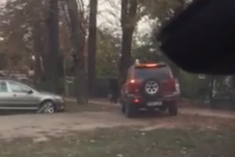 Járdán dugót kerülő tahót videóztak a Zugligeti úton