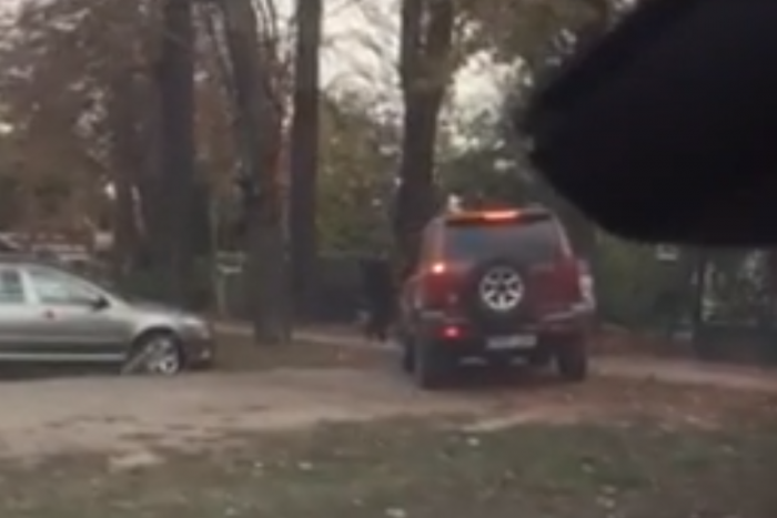 Járdán dugót kerülő tahót videóztak a Zugligeti úton