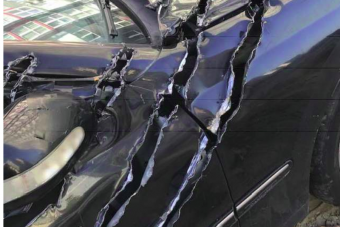 Mintha egy filmbéli vadállat tépte volna fel ezt a Mercedest