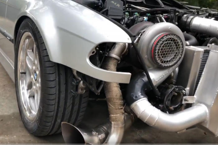 Kidobta a BMW gyári motorját, és valami sokkal izgalmasabbat épített a helyére