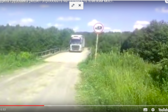 Tábla tiltotta, mégis hídra hajtott az orosz kamionos, összeszakadt alatta