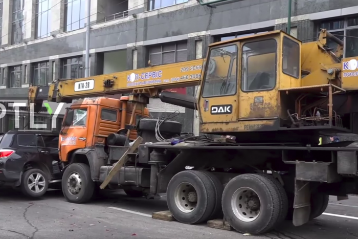 Pusztított a darus Kamaz, fék nélkül tolta meg a sort