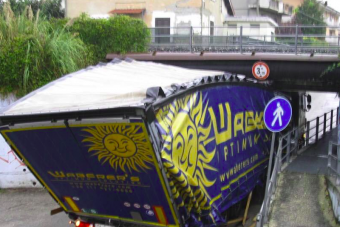 Magyar kamion szorult be csúnyán Olaszországban