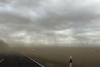 Brutális porvihart videóztak a 6-os úton