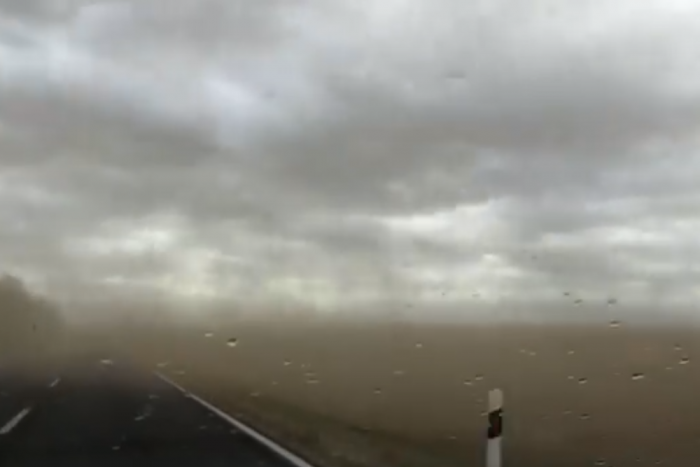 Brutális porvihart videóztak a 6-os úton