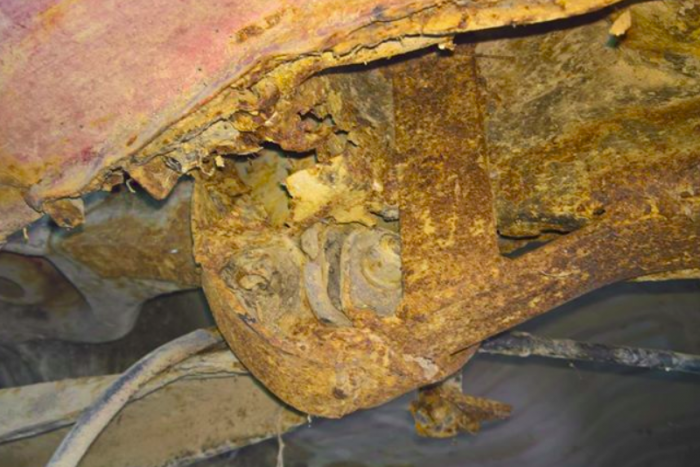 Őrület, mit fotóztak egy szitává rohadt magyar Suzuki alatt