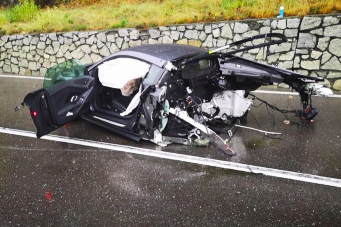 Kettészakadt az ütközés erejétől egy Audi R8 az olasz Alpokban