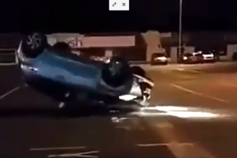 Így borít autót a sík aszfalton a sík hülyeség