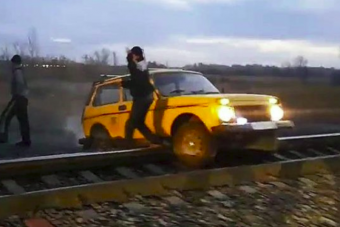 A vasúti töltés feladta a leckét a Nivának, a vonat pedig nem várt