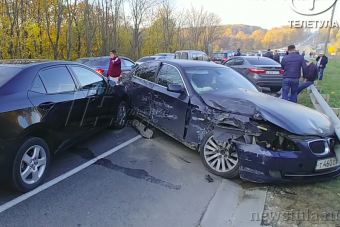 Azt hitte az őrült autós, hogy átfér a tű fokán, hat autót tört ripityára