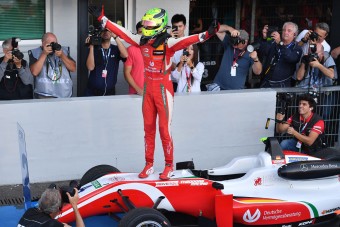 A kis Schumacher nyerte a Forma-3-as Európa-bajnokságot