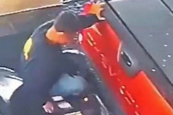 Szuperhősként mentette a kocsikat